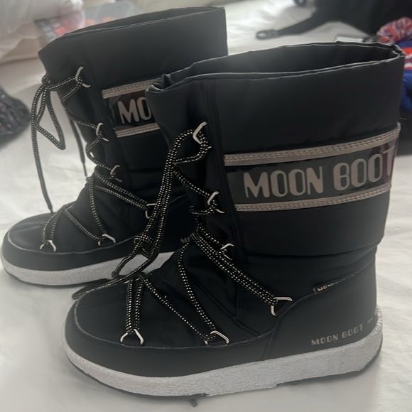 Moon boot size 2. Barely worn (wore on one dinner for a trip). - Picture 3 of 5